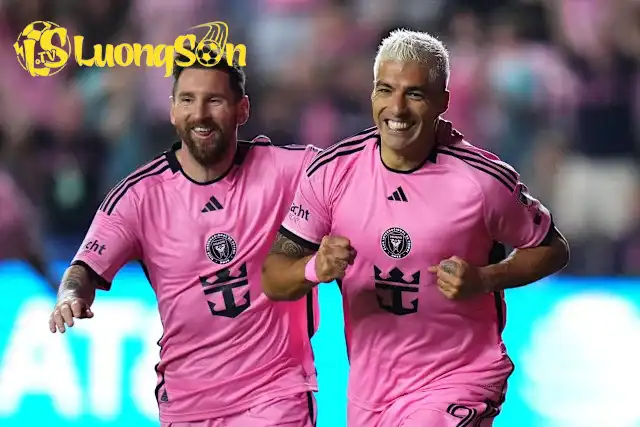 Suarez là một trong những chân sút vĩ đại hàng đầu của bóng đá thế giới (Ảnh: GOAL) Suarez là một trong những chân sút vĩ đại hàng đầu của bóng đá thế giới (Ảnh: GOAL)