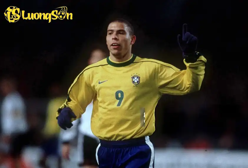 Ronaldo Nazario vẫn nắm giữ kỷ lục cầu thủ trẻ nhất từng giành Quả bóng Vàng