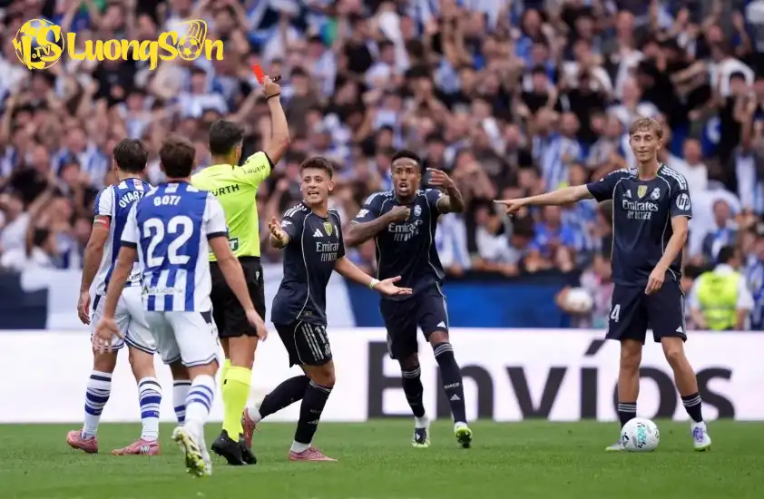 Chiếc thẻ đỏ gây tranh cãi của trọng tài dành cho Dean Huijsen trong trận gặp Real Sociedad