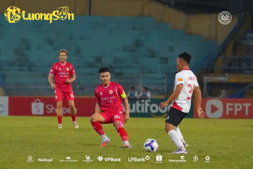 Quang Hải hài lòng với tinh thần chiến đấu của CAHN trước CA TPHCM (Ảnh: CAHN) Quang Hải "tươi rói" với tinh thần chiến đấu của CAHN trước CA TPHCM