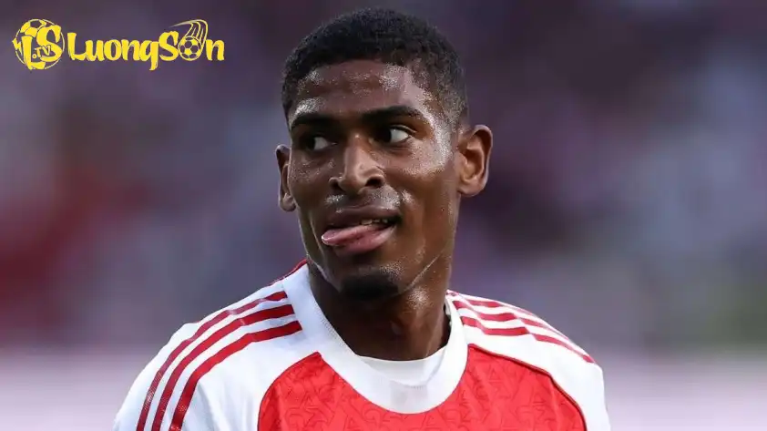 Cầu thủ trẻ này đang trưởng thành vượt bậc ở Arsenal (Ảnh: The Sun) Cầu thủ trẻ này đang trưởng thành vượt bậc ở Arsenal