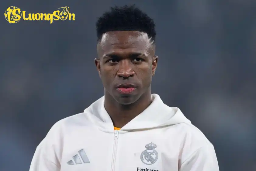 Vinicius Junior tỏ ra bất mãn sau khi bị HLV Xabi Alonso rút khỏi sân (Ảnh: AS) Vinicius Junior tỏ ra bất mãn sau khi bị HLV Xabi Alonso rút khỏi sân
