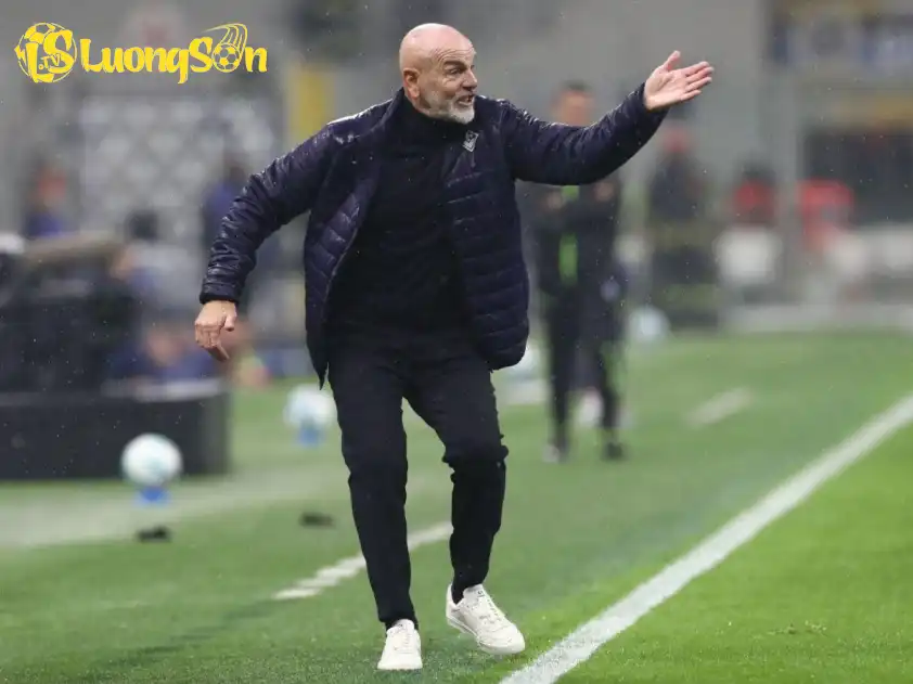 HLV Stefano Pioli đang đối mặt với áp lực rất lớn khi dẫn dắt Fiorentina ở thời điểm hiện tại (Ảnh: Football Italia) HLV Stefano Pioli đang đối mặt với áp lực rất lớn khi dẫn dắt Fiorentina ở thời điểm hiện tại