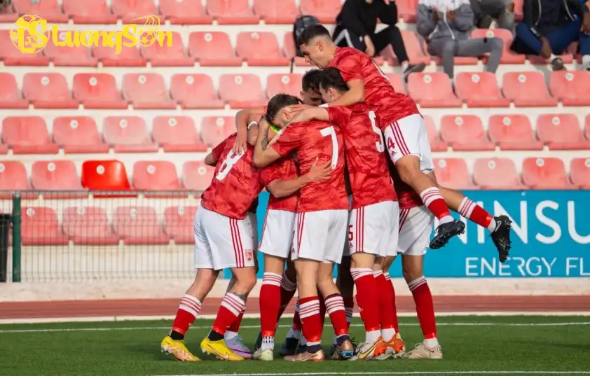 U21 Gibraltar thường xuyên để lộ khoảng trống lớn ngay trước vòng cấm U21 Gibraltar thường xuyên để lộ khoảng trống lớn ngay trước vòng cấm