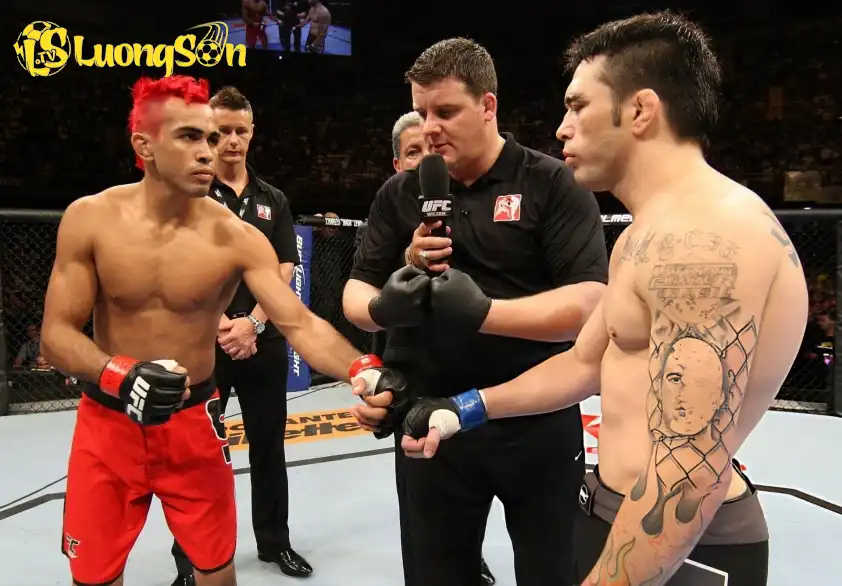 Godofredo Pepey (trái) và Rony Jason trong trận đấu tại UFC năm 2012. Godofredo Pepey (trái) và Rony Jason trong trận đấu tại UFC năm 2012.