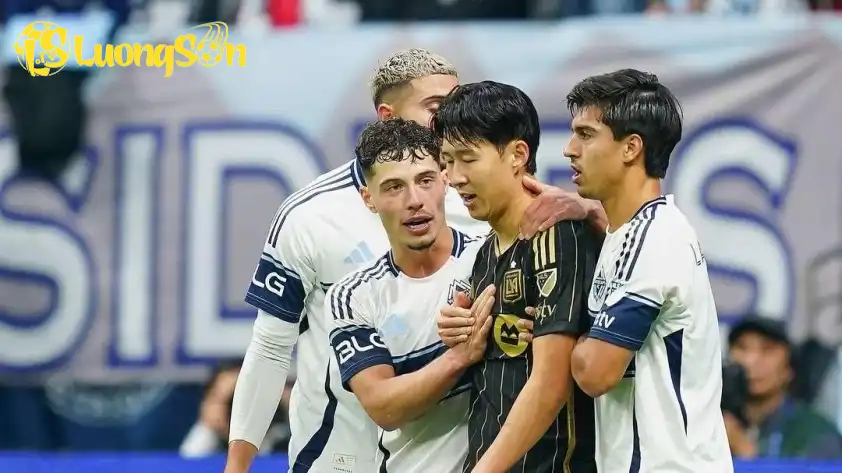 Son Heung-min cay đắng nhìn đội bóng của mình bị loại Son Heung-min cay đắng nhìn đội bóng của mình bị loại