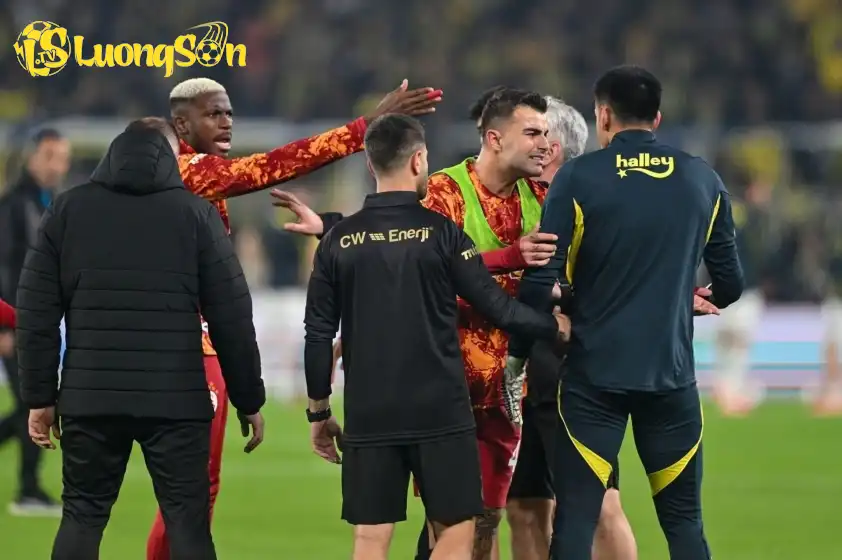 Victor Osimhen tâm điểm của cuộc ẩu đả Victor Osimhen tâm điểm của cuộc ẩu đả