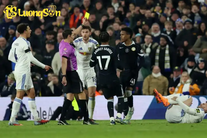 Estevao đã nhận thẻ vàng trong hiệp 1 và bị thay ra sau giờ nghỉ giải lao Estevao đã nhận thẻ vàng trong hiệp 1 và bị thay ra sau giờ nghỉ giải lao