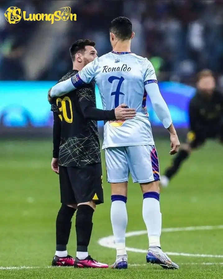 Messi và Ronaldo trong một trận giao hữu giữa PSG và Al-Nassr. Messi và Ronaldo trong một trận giao hữu giữa PSG và Al-Nassr.